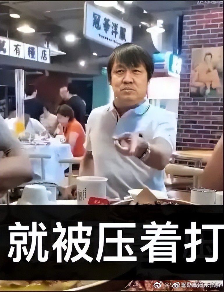 首节开打绿军首发五人组几乎轮番开火打的骑士毫无脾气，他们开局对攻迅速抢占先机并在后半段依靠连续三分取得9分领先；骑士方面进攻端打的不够明确，靠着米切尔的连续砍分才得以咬住比分。